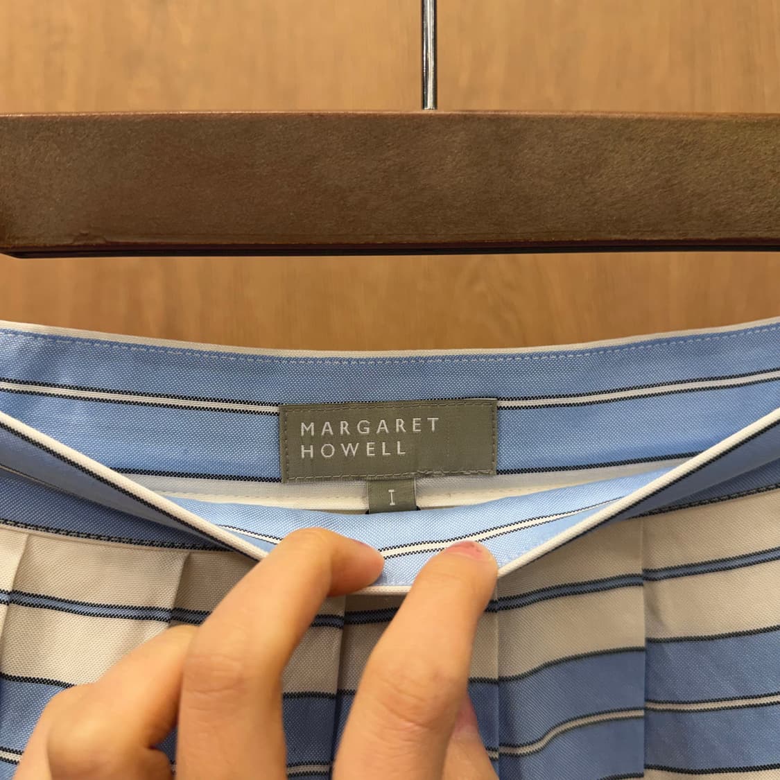 마가렛호웰 플리츠 롱 스커트 스트라이프 패턴 사이드 버튼 디테일 블루 상품이미지6