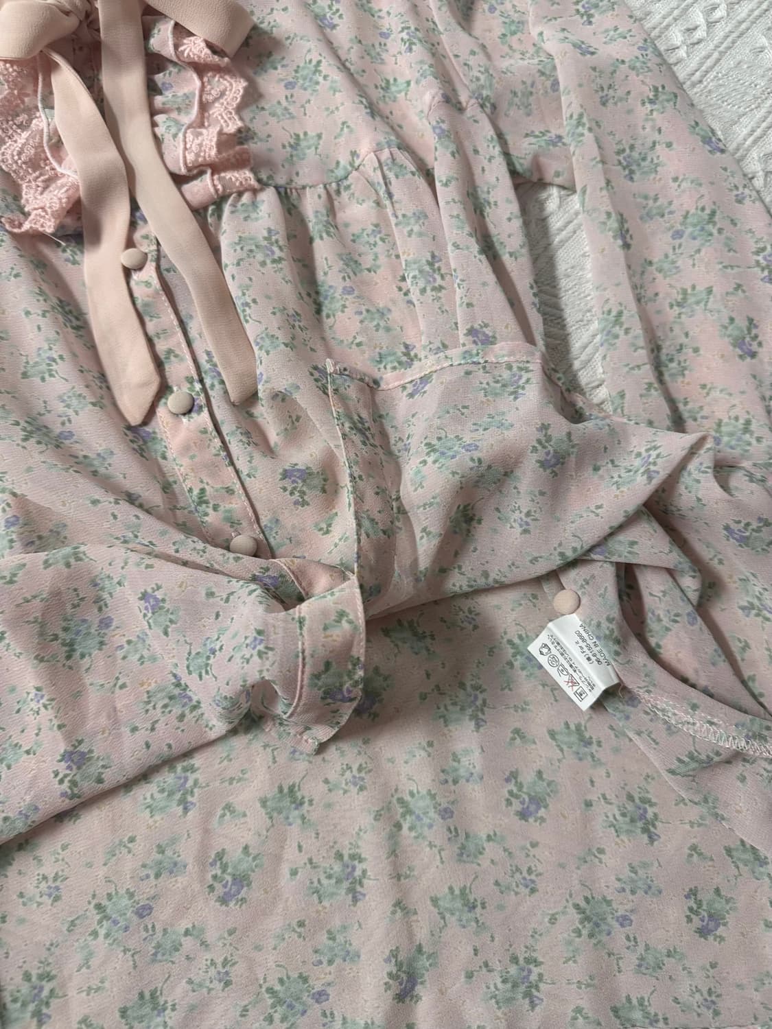 리본 레이스 넥 버튼 플라워 패턴 블라우스 상품이미지8