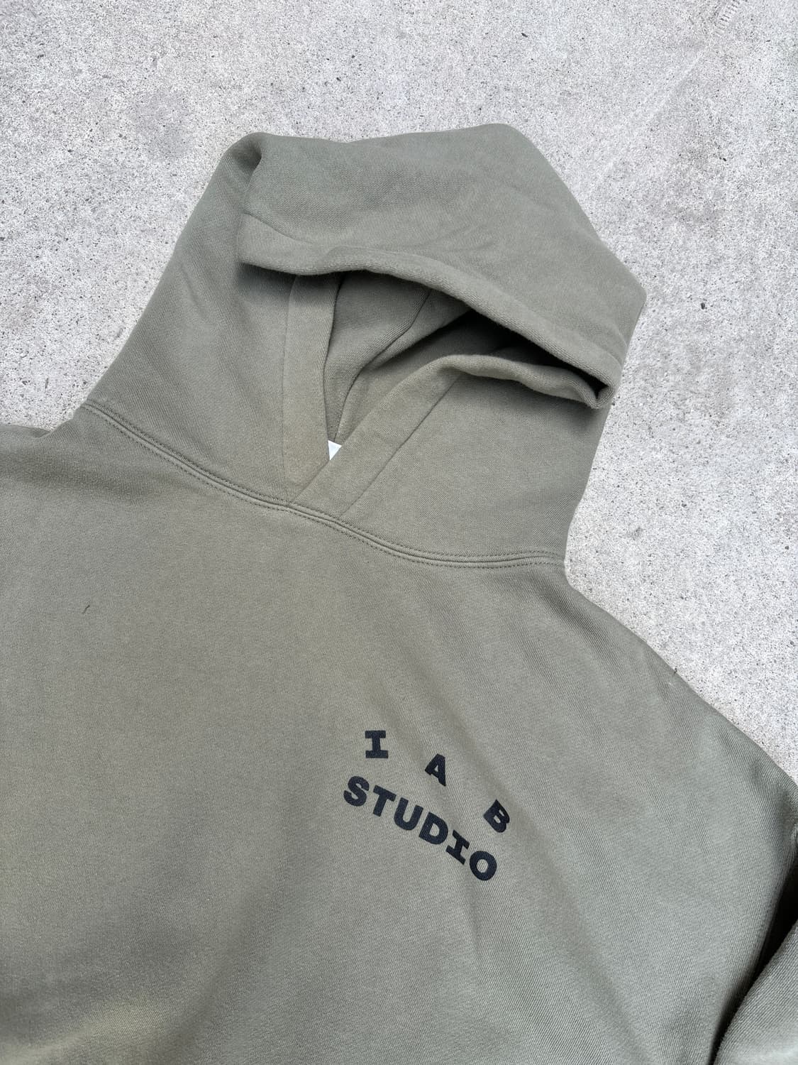 아이앱 스튜디오 카키 로고 후드티 상품이미지6