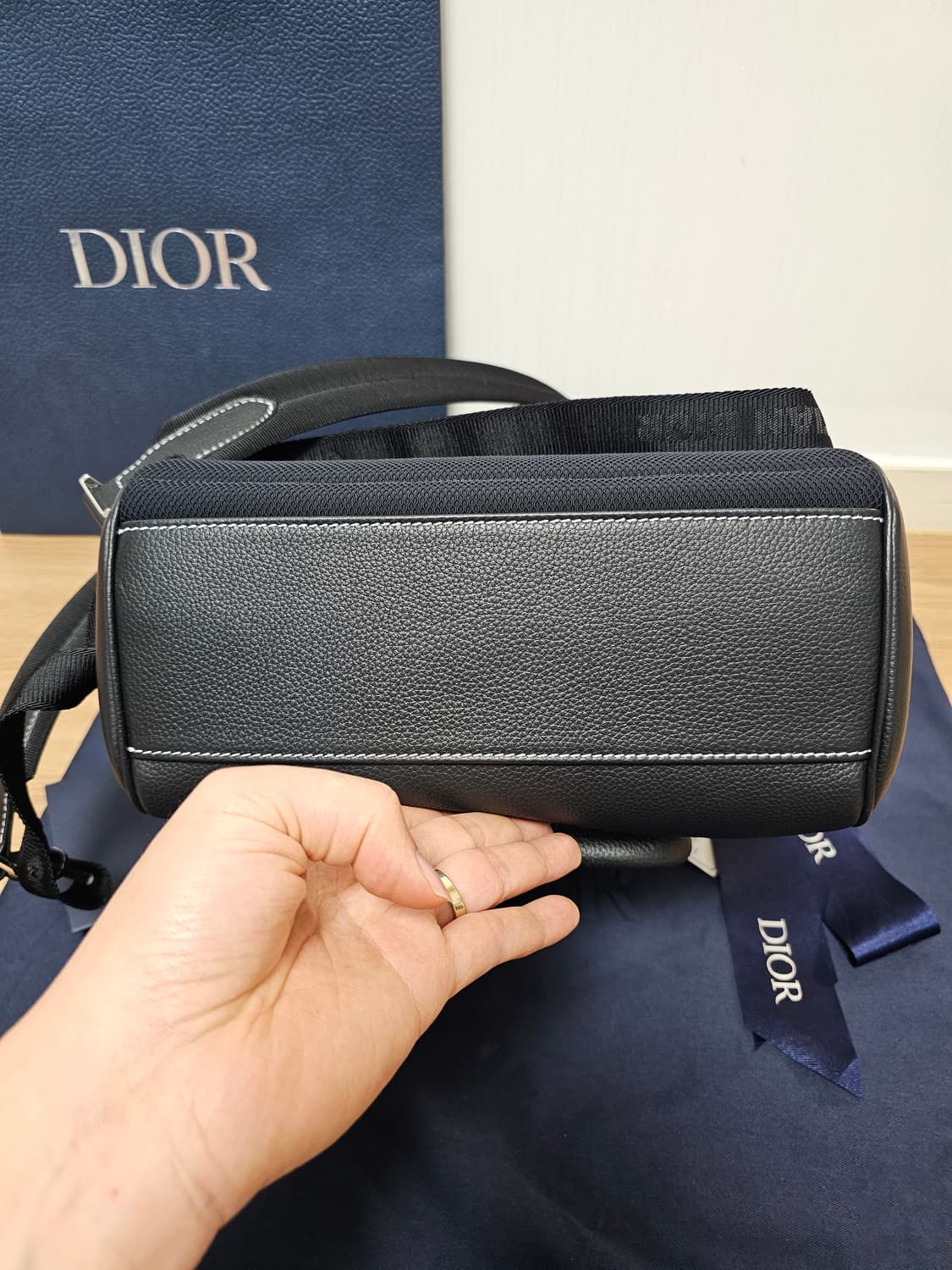 디올 올레더 스티치 새들 버클 플랩 백팩 신형 25ss 상품이미지7