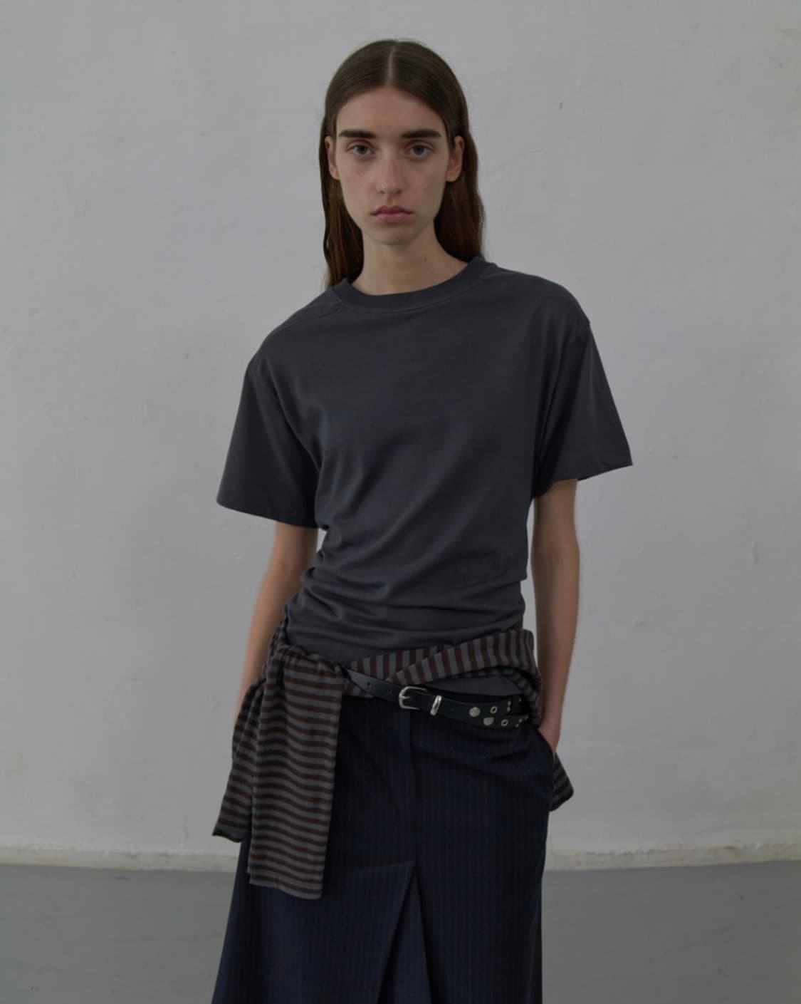 Lcdc 백 컷아웃 티셔츠 (차콜) 상품이미지4