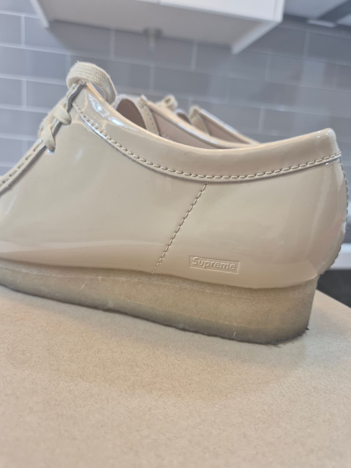 슈프림 x 클락스 왈라비 상품이미지4