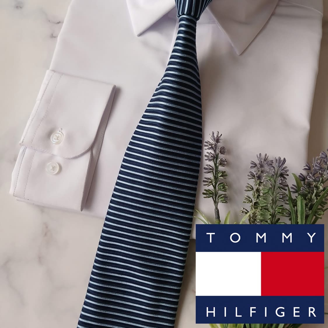 타미 힐피거 실크 네이비 스트라이프 넥타이 9cm A+등급 A18922
 상품이미지1