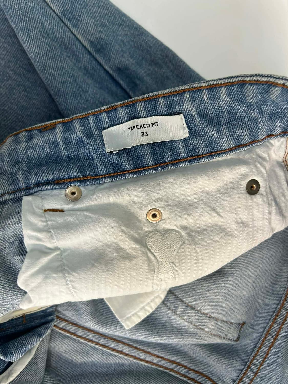 [33] AMI 아미 테이퍼드 핏 연청 워싱 데님 진 팬츠 상품이미지5