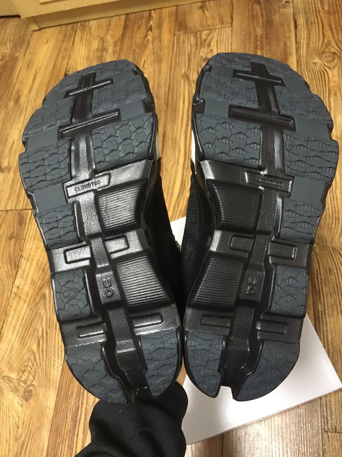 온러닝 파프 클라우드몬스터 하이퍼 블랙 판매합니다 상품이미지7