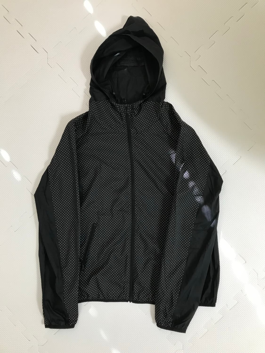 유니클로 땡땡이 바람막이 상품이미지1