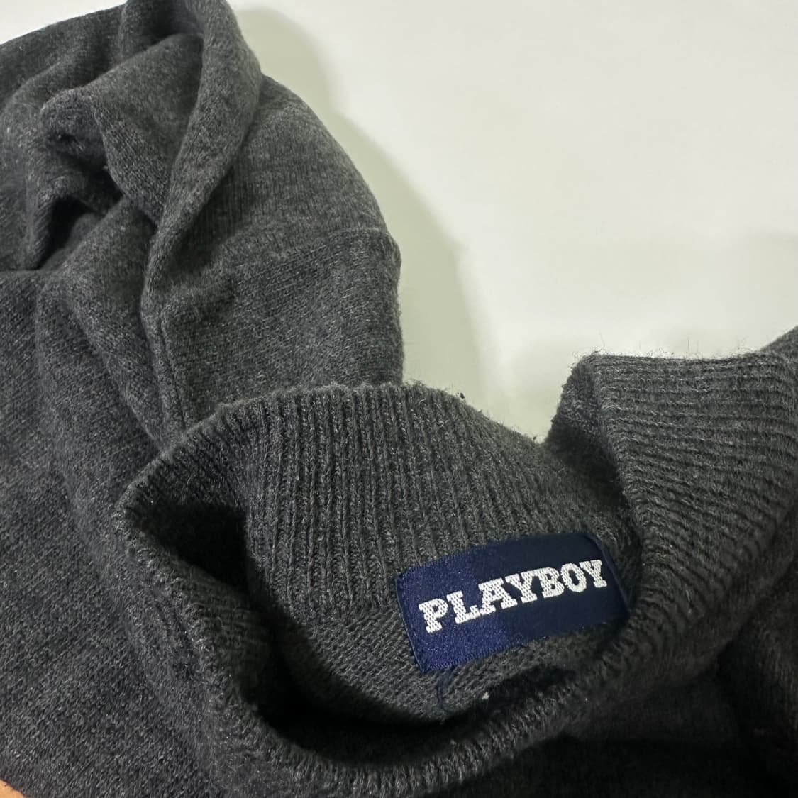 M 플레이보이 차콜 스몰로고 크루넥니트 상품이미지5