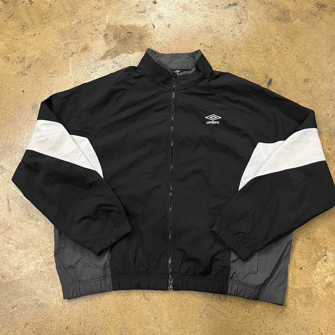 [정품/2XL] 엄브로 블랙 화이트 바람막이 자켓 b17 상품이미지2