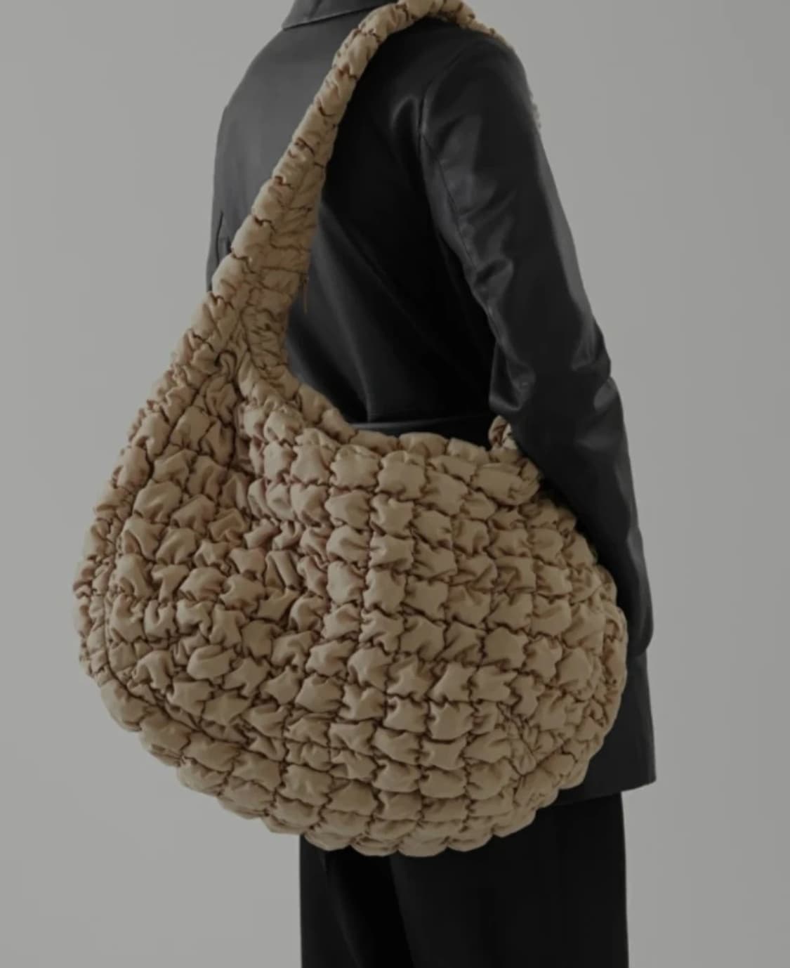 COS 코스 퀼팅백 오버사이즈 베이지 상품이미지1
