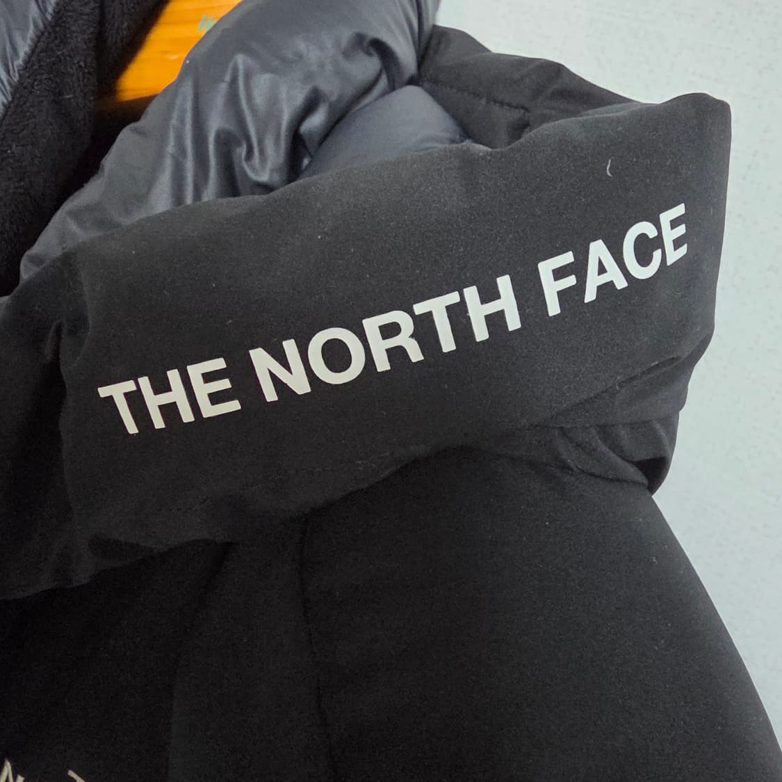 [L/100] 노스페이스 자수 로고 후드 롱패딩 블랙 (상태 우수) 상품이미지3