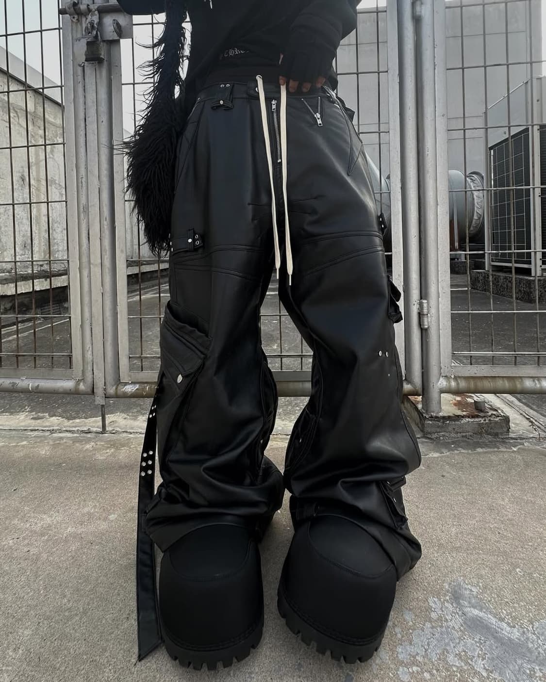 Cozy Worldwide 카오스 레더 카고 팬츠 상품이미지1