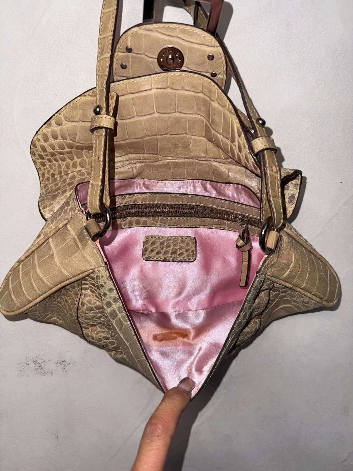 Guess beige python cubic buckle 숄더백 상품이미지6