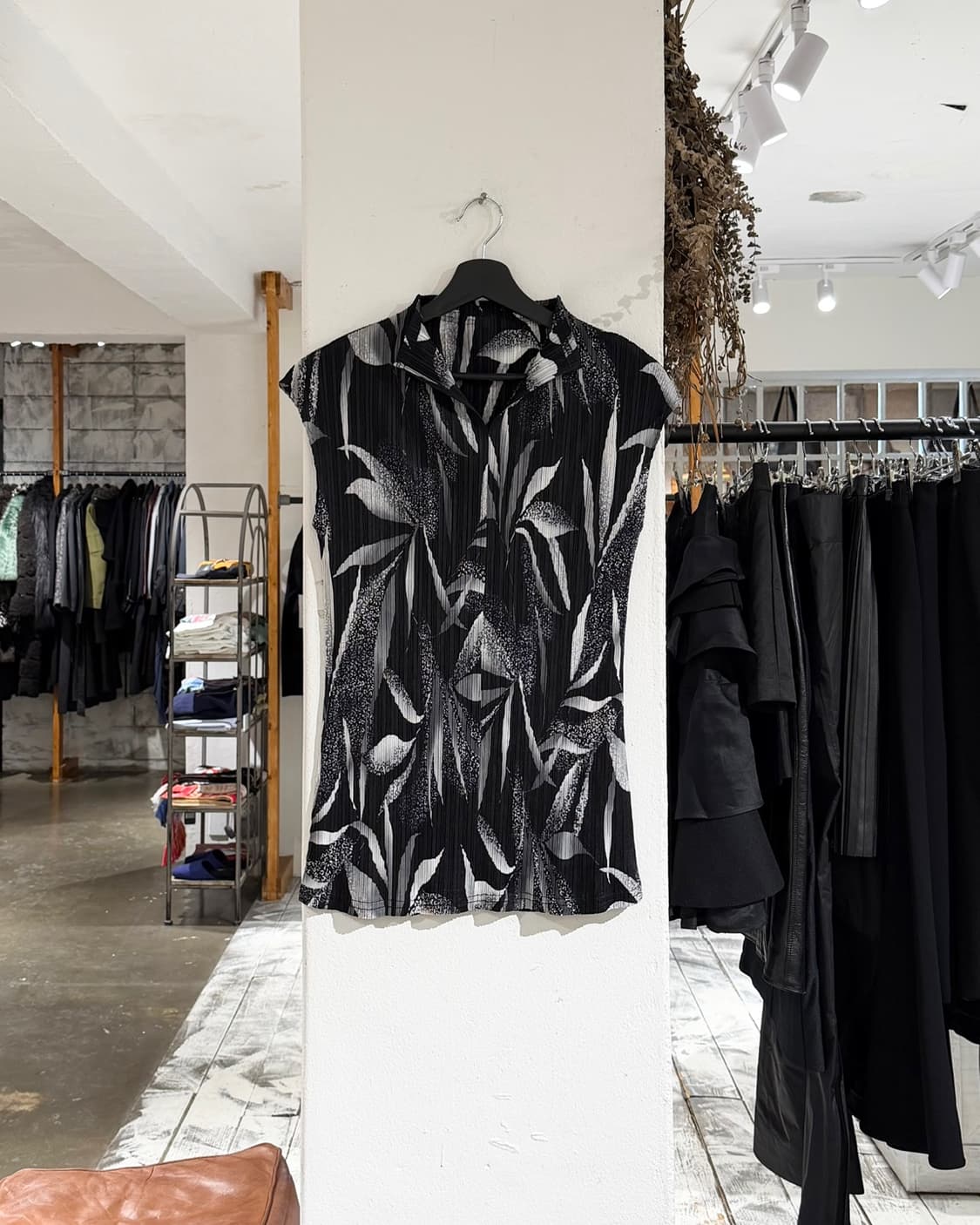 플리츠 플리즈 블랙 리프 프린트 슬리브리스 탑 상품이미지1