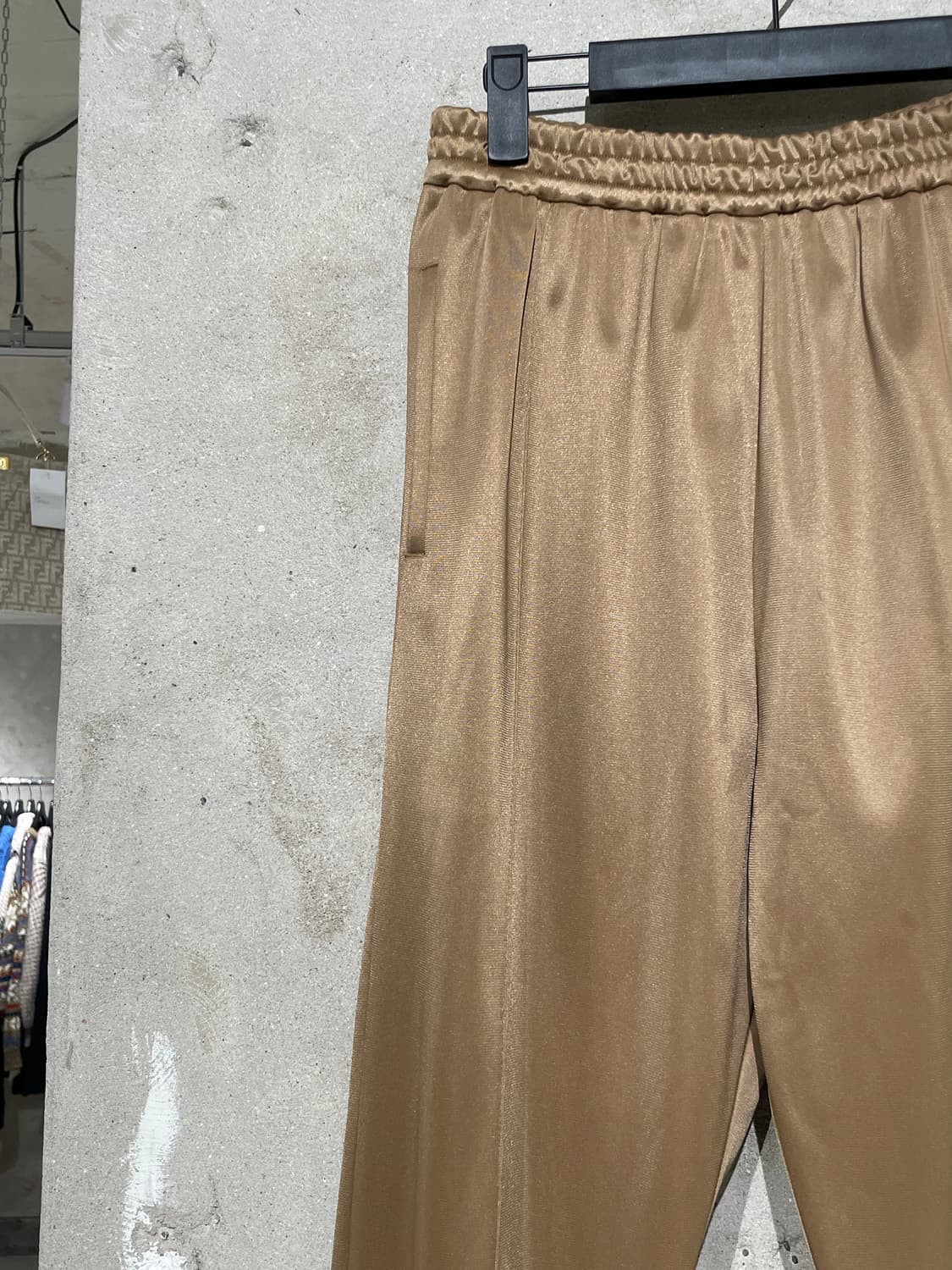 커먼 스웨덴 골드 아크로님 로고 사틴 트랙 팬츠 상품이미지2