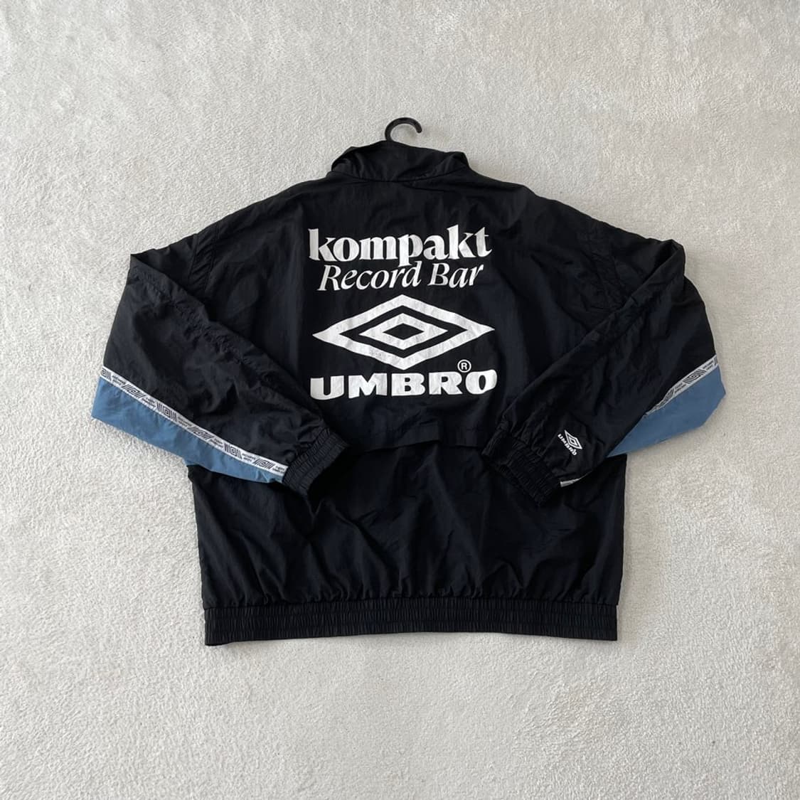 XXL 엄브로 X 콤팩트레코드바 한정판 바람막이 110 상품이미지1