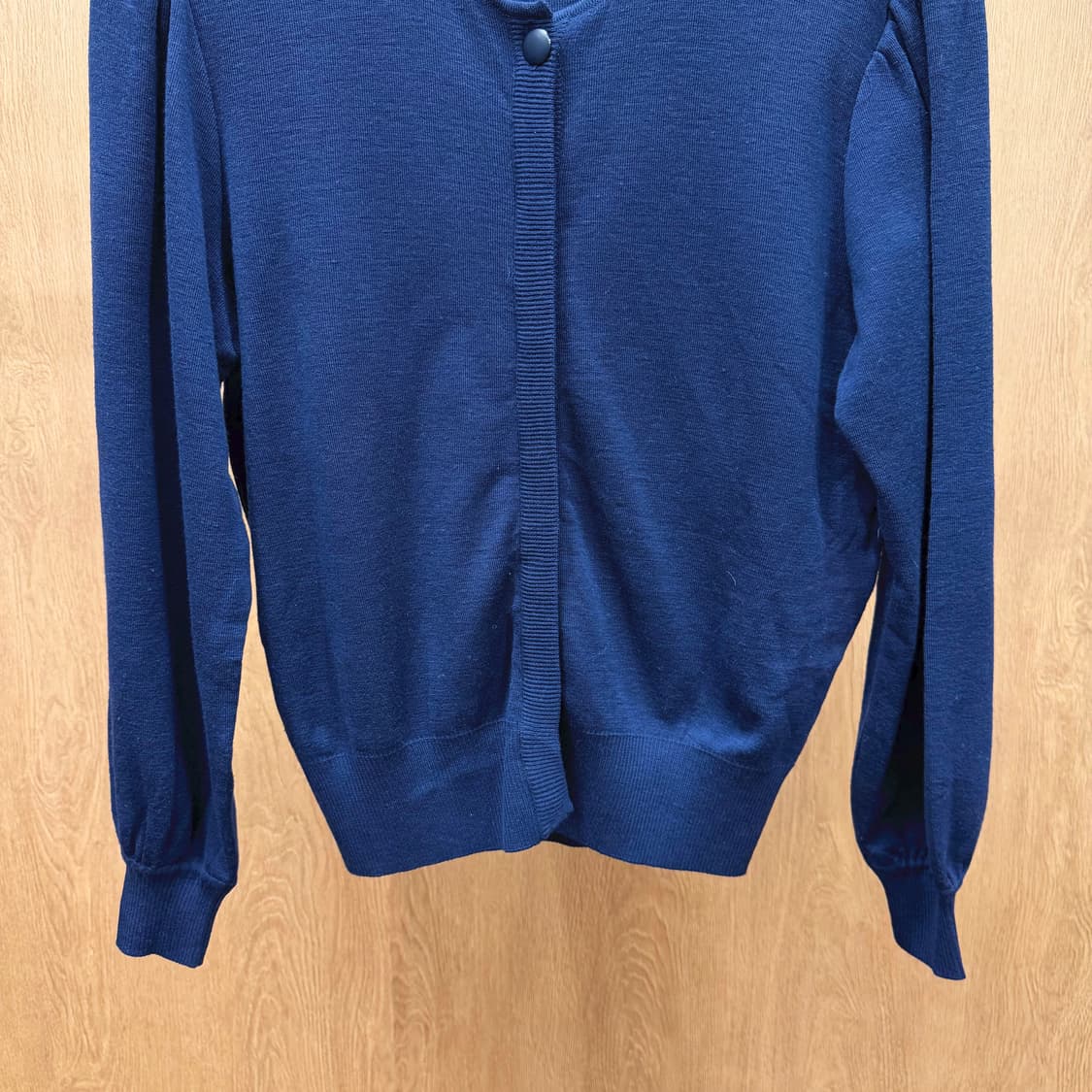 크리스찬 디올 긴팔 니트 가디건 무지 배색 원 버튼 디테일 블루 상품이미지5