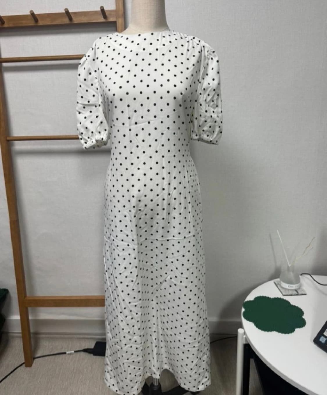 필로컬리 백슬릿 꽃단추 도트 롱 원피스 Free 상품이미지4