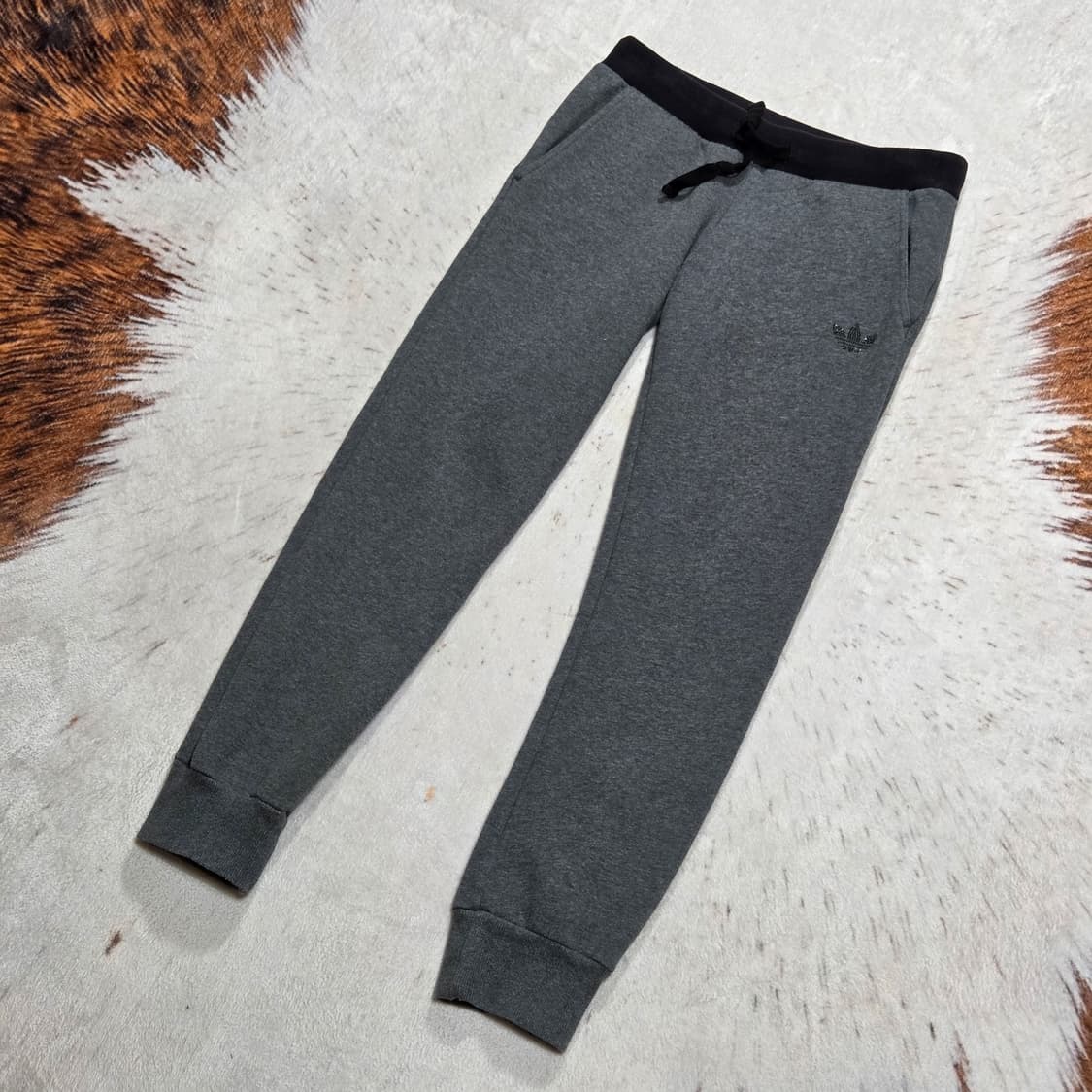 아디다스 로고 큐빅 챠콜 조거팬츠 상품이미지1