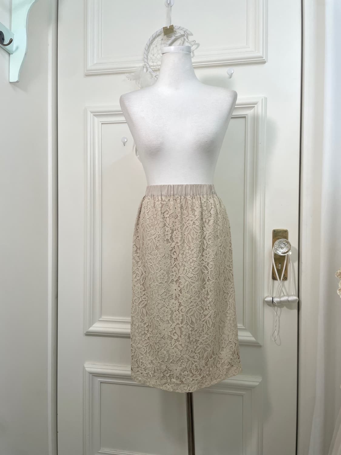 beige lace banding midi skirt(size-38) 상품이미지1