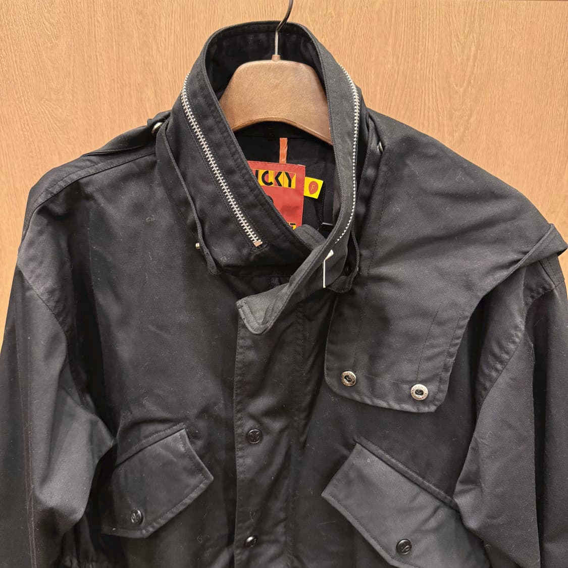 럭키슈에뜨 코튼 아웃도어 후드 자켓 플랩 포켓 스트링 디테일 블랙 상품이미지4