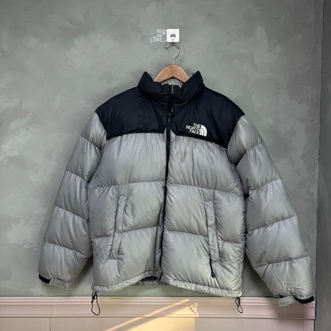 노스페이스 700 센터로고 눕시 구스다운 패딩 실버 그레이 상품이미지2