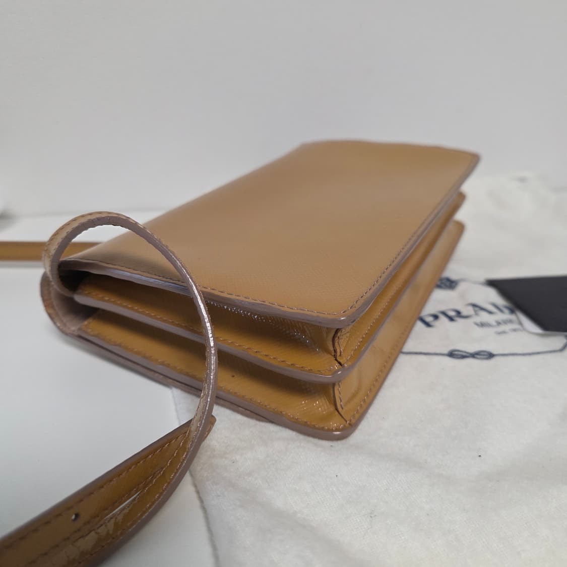 PRADA 프라다 정품 미니 크로스백 유광사피아노 클러치 지갑 폰홀더백 상품이미지4