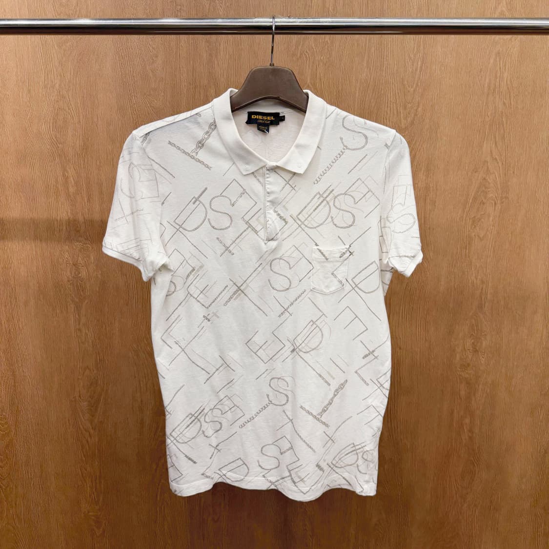 디젤 반팔 티셔츠 카라넥 레터링 로고 프린팅 싱글 포켓 디테일 화이트 상품이미지2