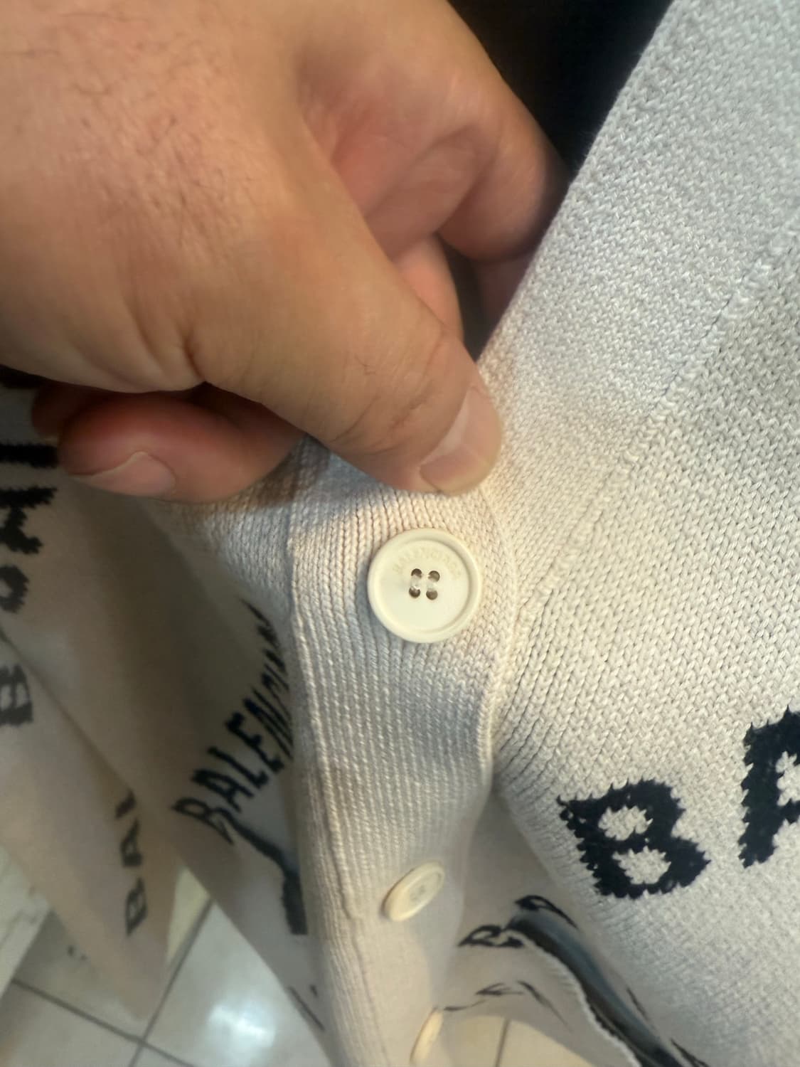 105 정품 발렌시아가 로고 가디건 팝니다 상품이미지3