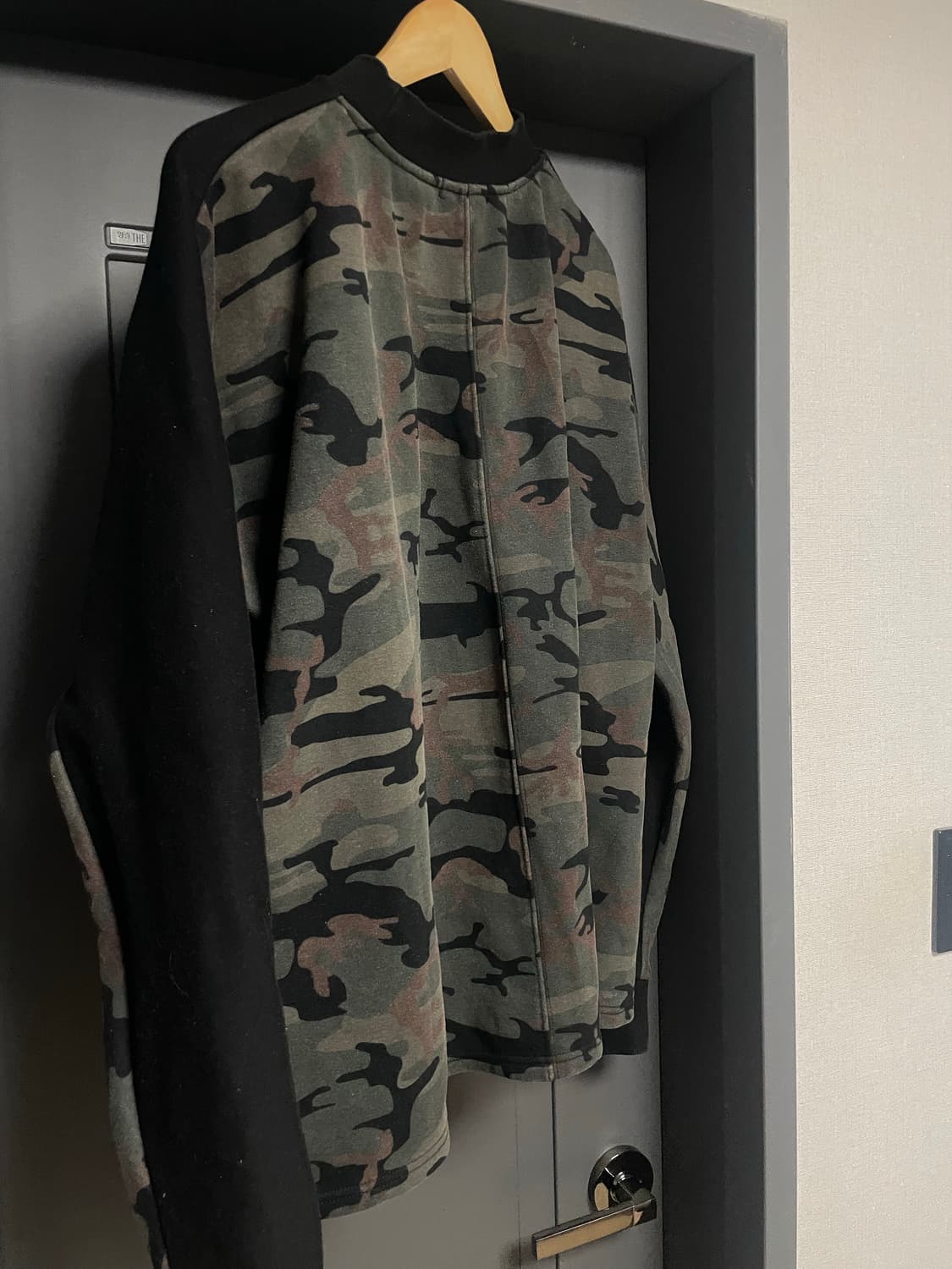 오메르타 블랙/카모플라쥬 패턴 맨투맨 오버핏기모 (100-105) 상품이미지2