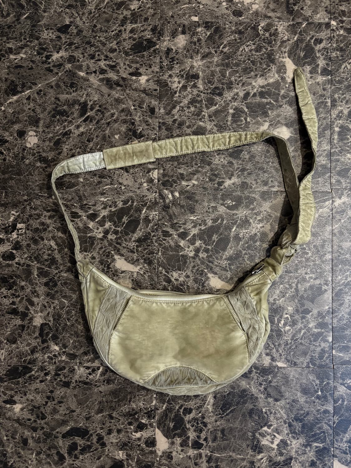 xlim ep3 콘크리트 슬링백 상품이미지1