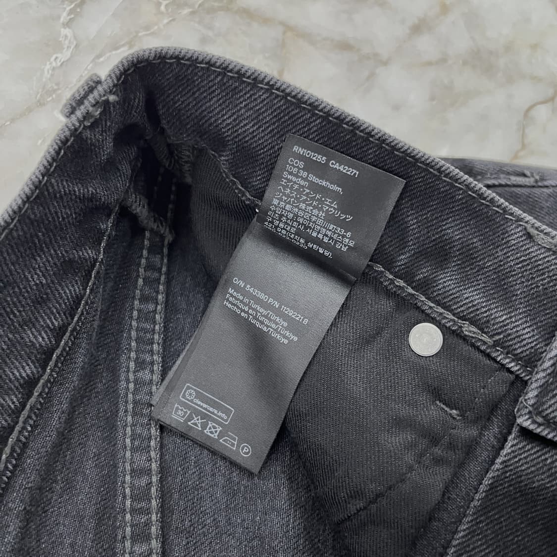 COS Extra High Rise Straight Black Denim 상품이미지6