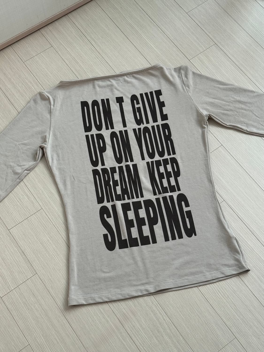 배드블러드 KEEP SLEEPING 보트넥 루즈핏 티 - 샌드 상품이미지4