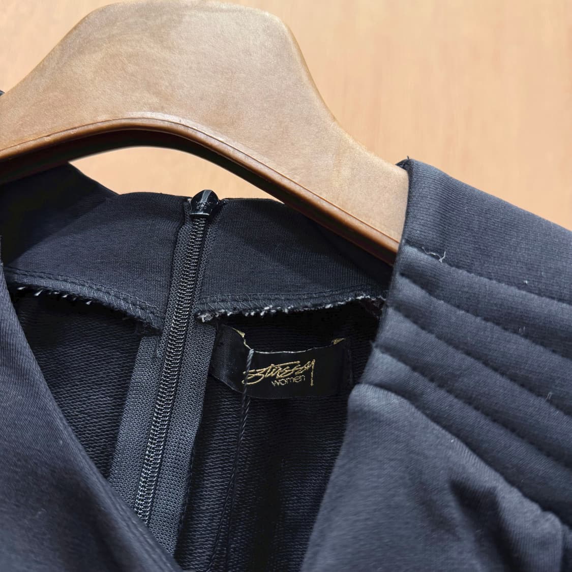 스투시 미디 원피스 반팔 라운드넥 숄더 패치 디테일 스트레이트핏 블랙 상품이미지7