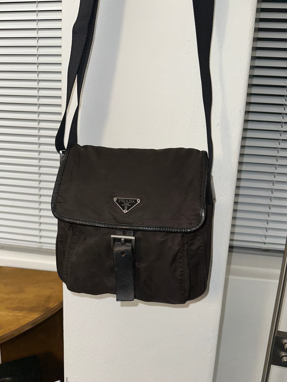 프라다 삼각로고 메신저 크로스백 딥브라운  상품이미지1