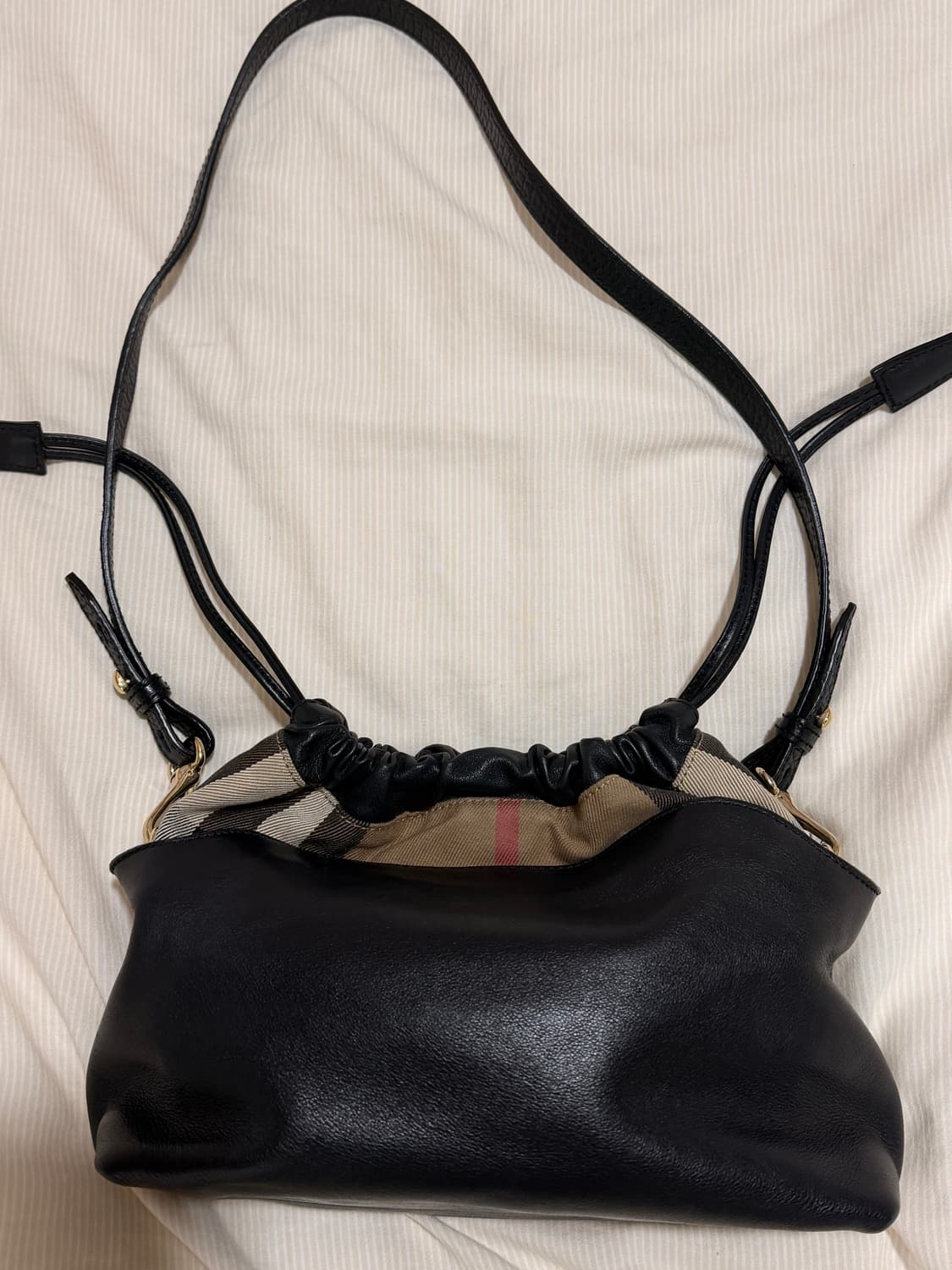 버버리 버킷 리틀 크러쉬 크로스백 상품이미지2