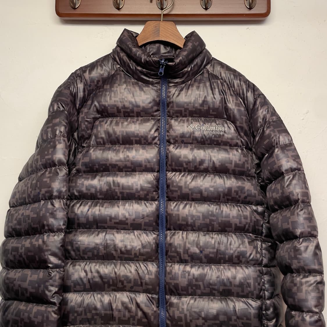 컬럼비아 디지털 카모 구스다운 경량 패딩   상품이미지3