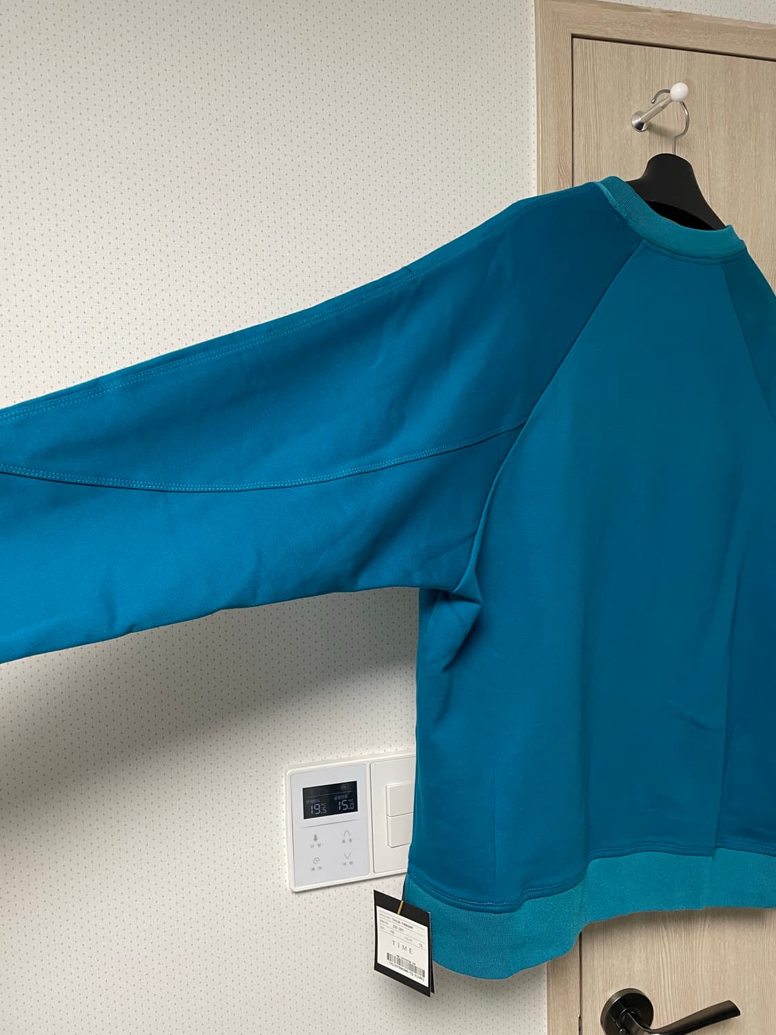 타임옴므 터콰이즈 색상 맨투맨, 105사이즈 택달린새상품 상품이미지2