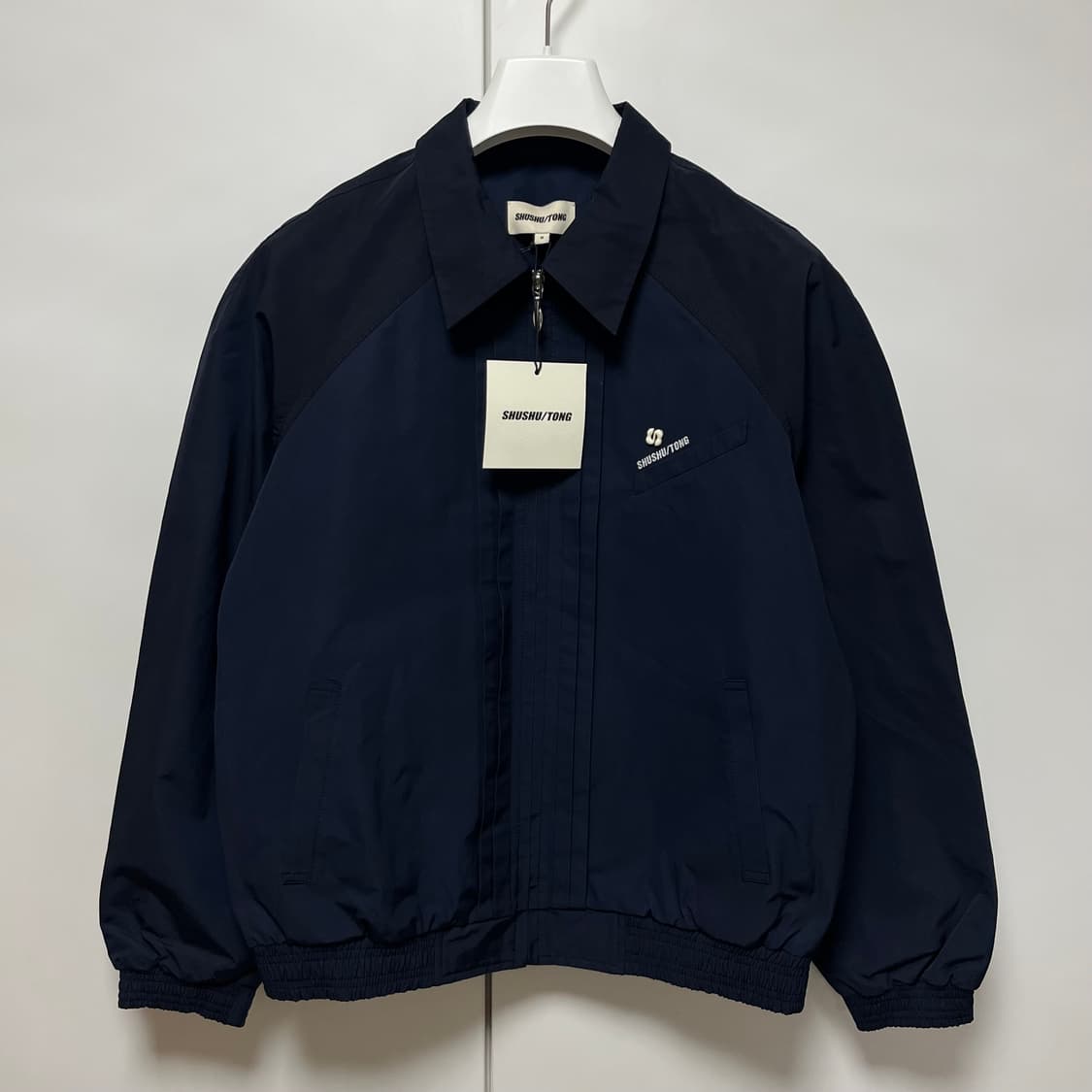 [10]슈슈통 25fw 턱 디테일 스포츠 자켓/네이비 상품이미지1