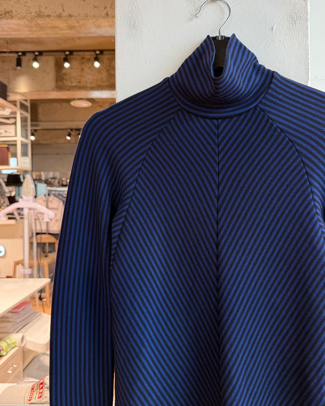 하이더 아커만 블루 스트라이프 터틀넥 롱슬리브  상품이미지4