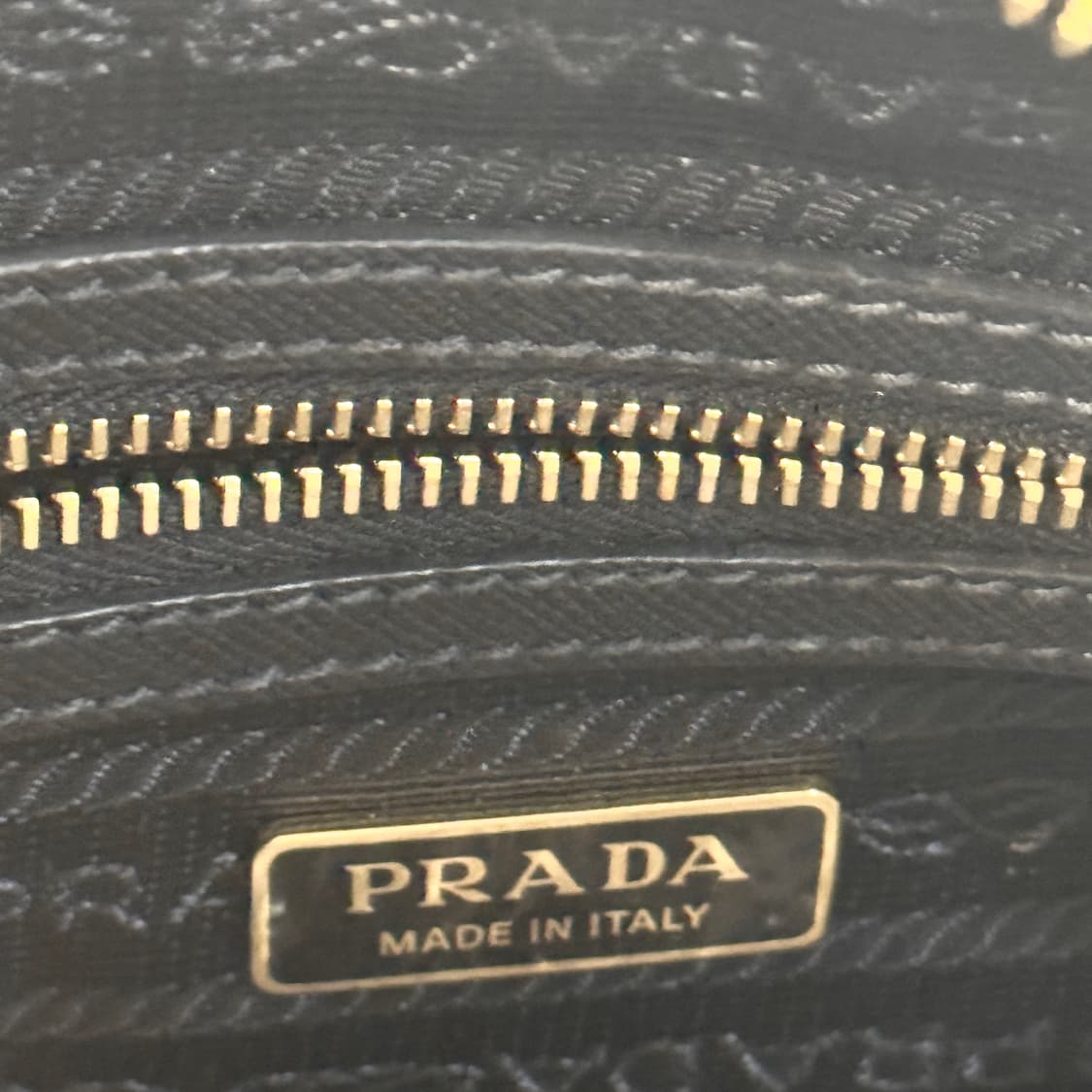 [신상] 프라다 삼각로고 사피아노 레더 테수토 탑핸들 숄더백 상품이미지10