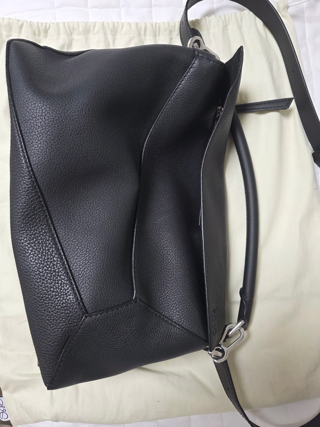 로에베 퍼즐백 라지 블랙  상품이미지5