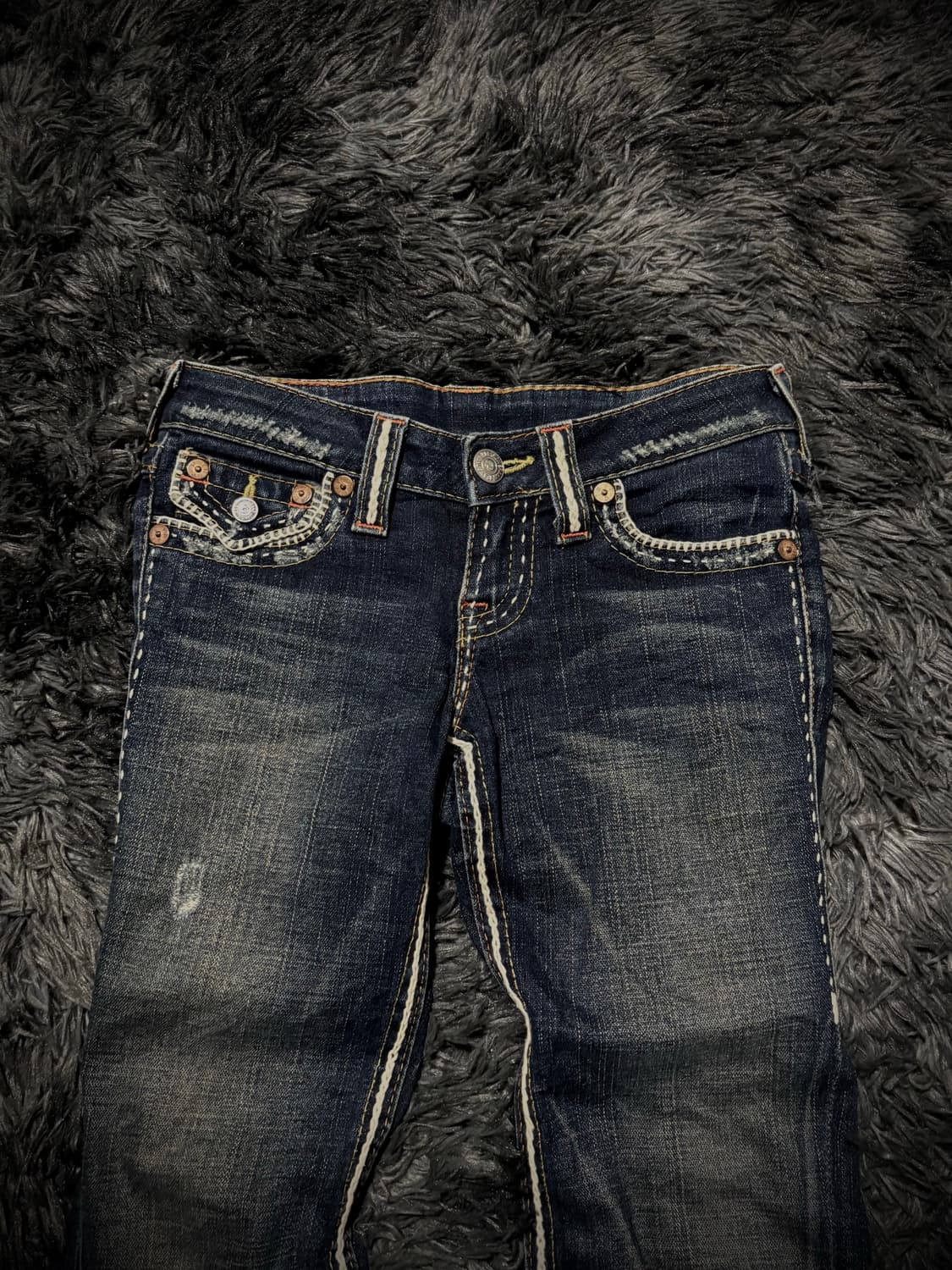 True Religion 화이트 스티치 백 포켓 디테일 부츠컷 데님팬츠 상품이미지3