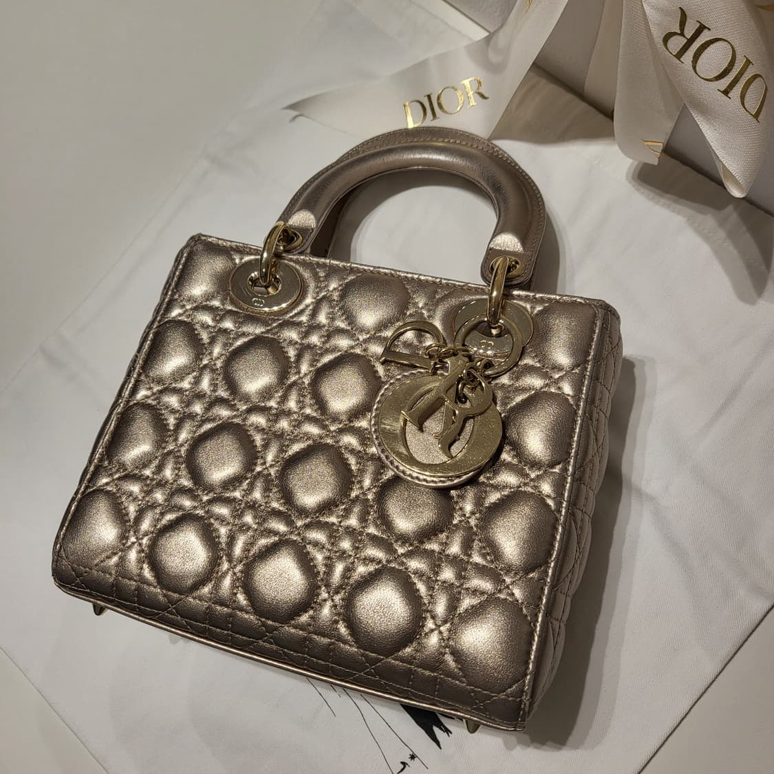 Dior 매장가840만원 디올 정품 레이디백 ABC 스몰 금장 이니셜참 상품이미지3