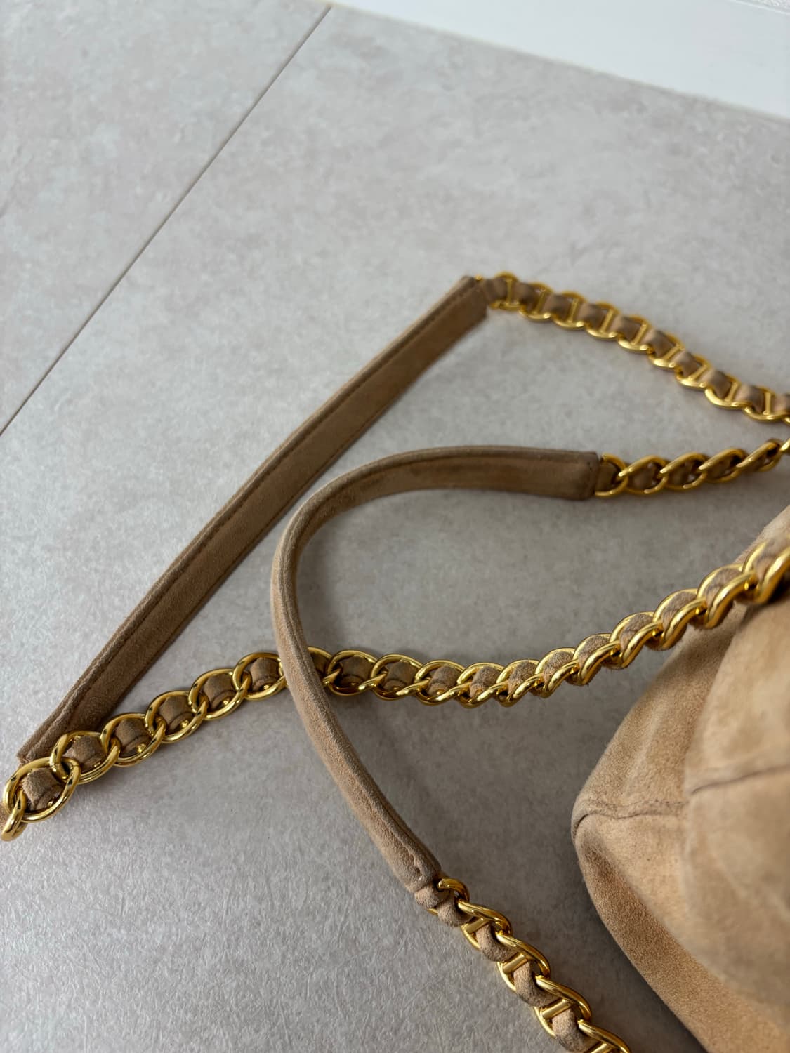 프라다 스웨이드 금장 체인 숄더백 베이지 상품이미지8