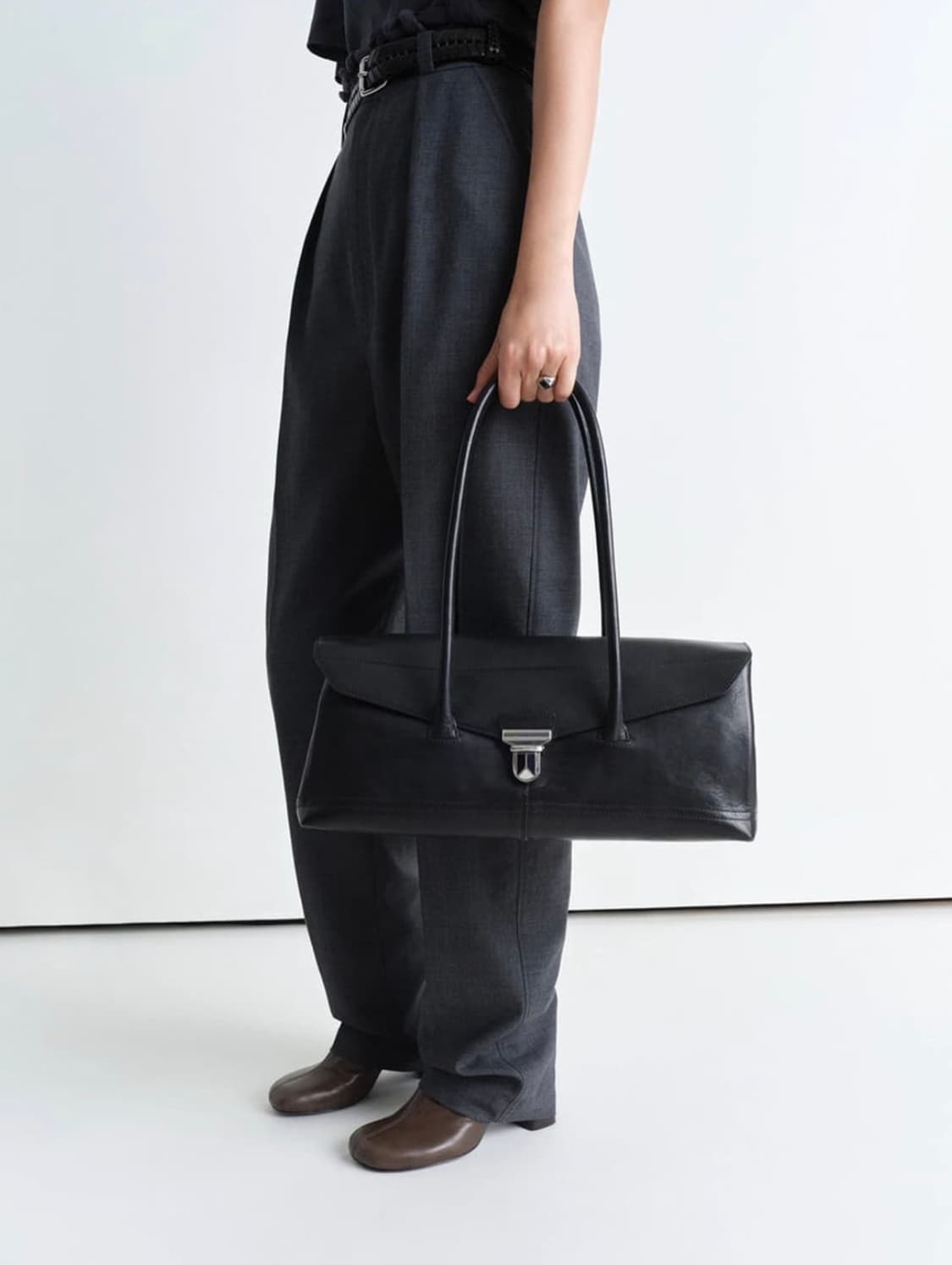 르메르 기어 레더 숄더백 블랙 25SS 상품이미지1