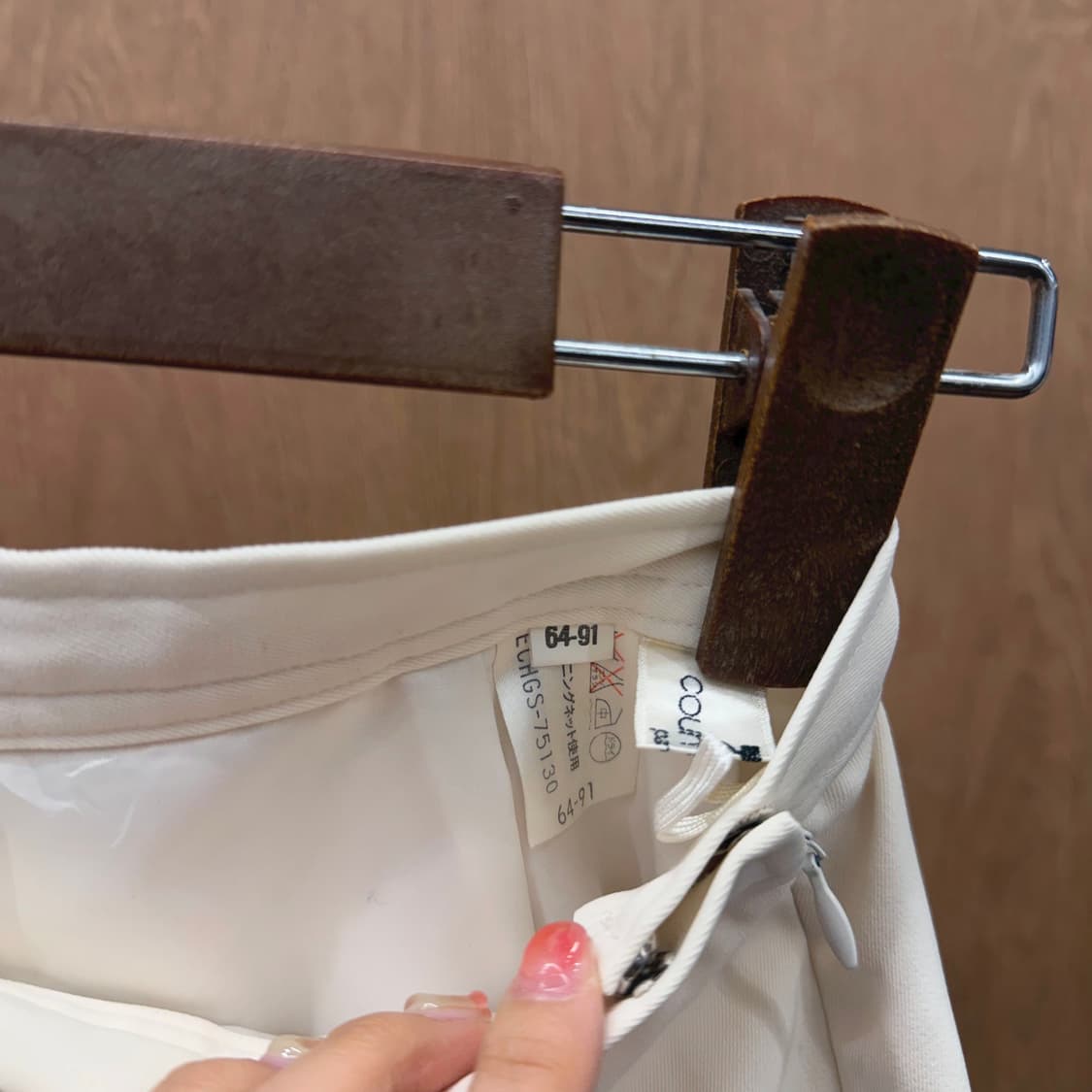 꾸레쥬 미디 스커트 로고 자수 사이드 슬릿 라인 디테일 A라인 화이트 상품이미지7