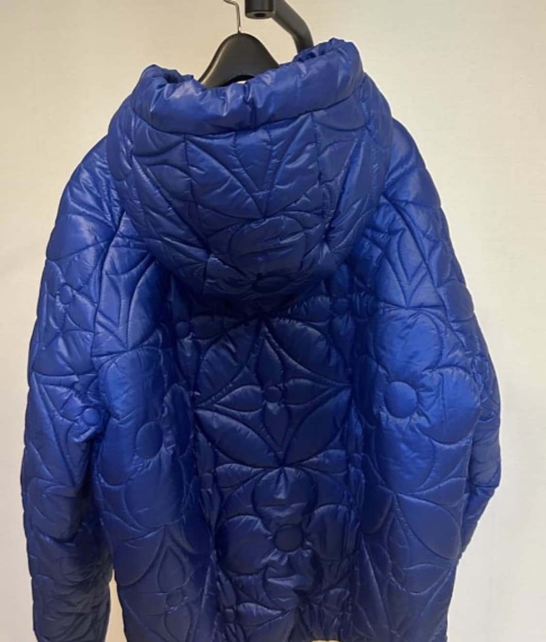 정품] 루이비통 모노그램 플라워 퀼팅 후드 패딩 자켓 로얄 블루 XL 상품이미지2