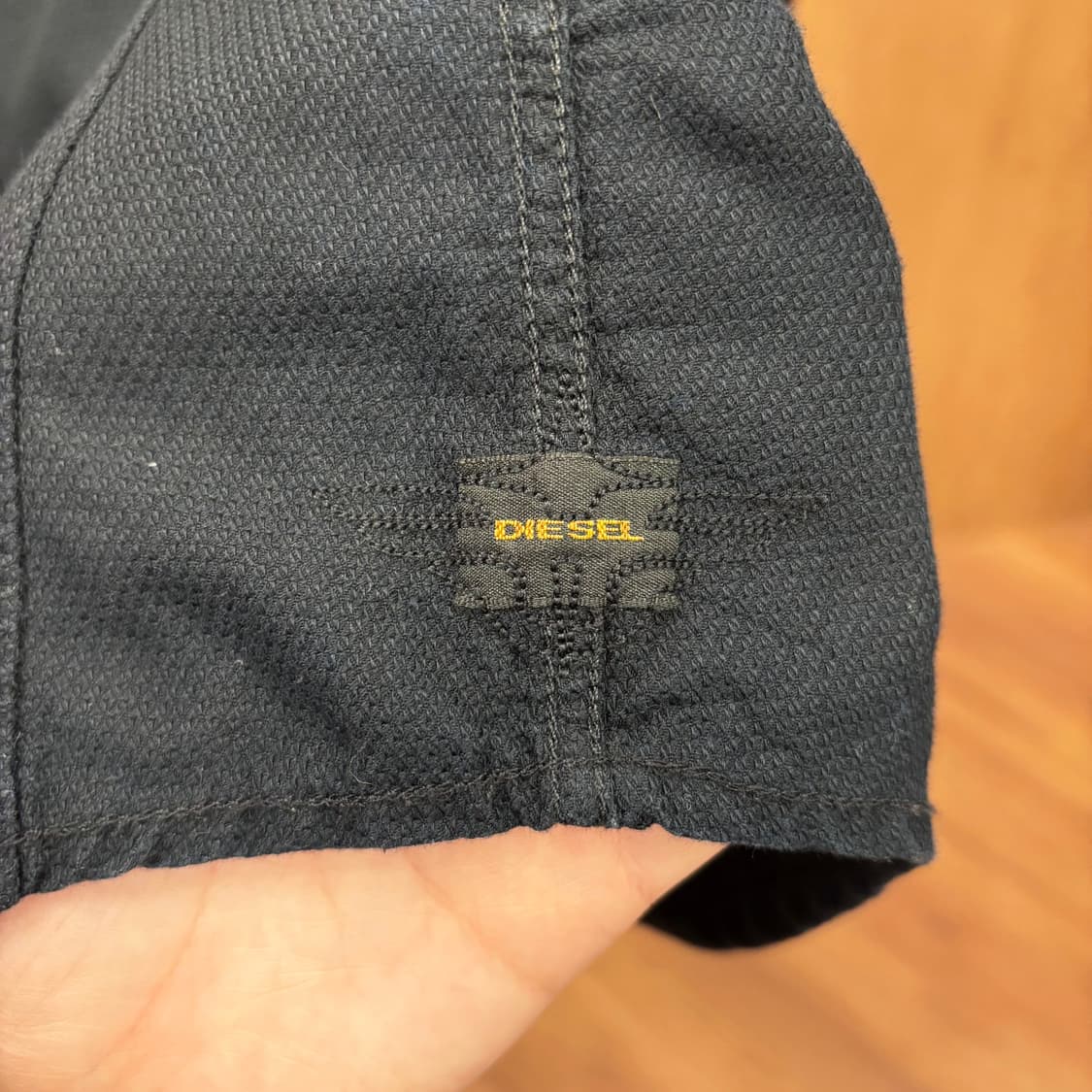 디젤 코튼 긴팔 셔츠 클래식 카라 요크 절개 미니 로고 자수 디테일 블랙 상품이미지7