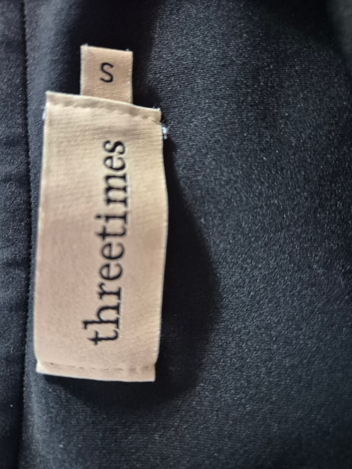 쓰리타임즈 애슬레틱 슬릿 스커트 블랙 색상  상품이미지2