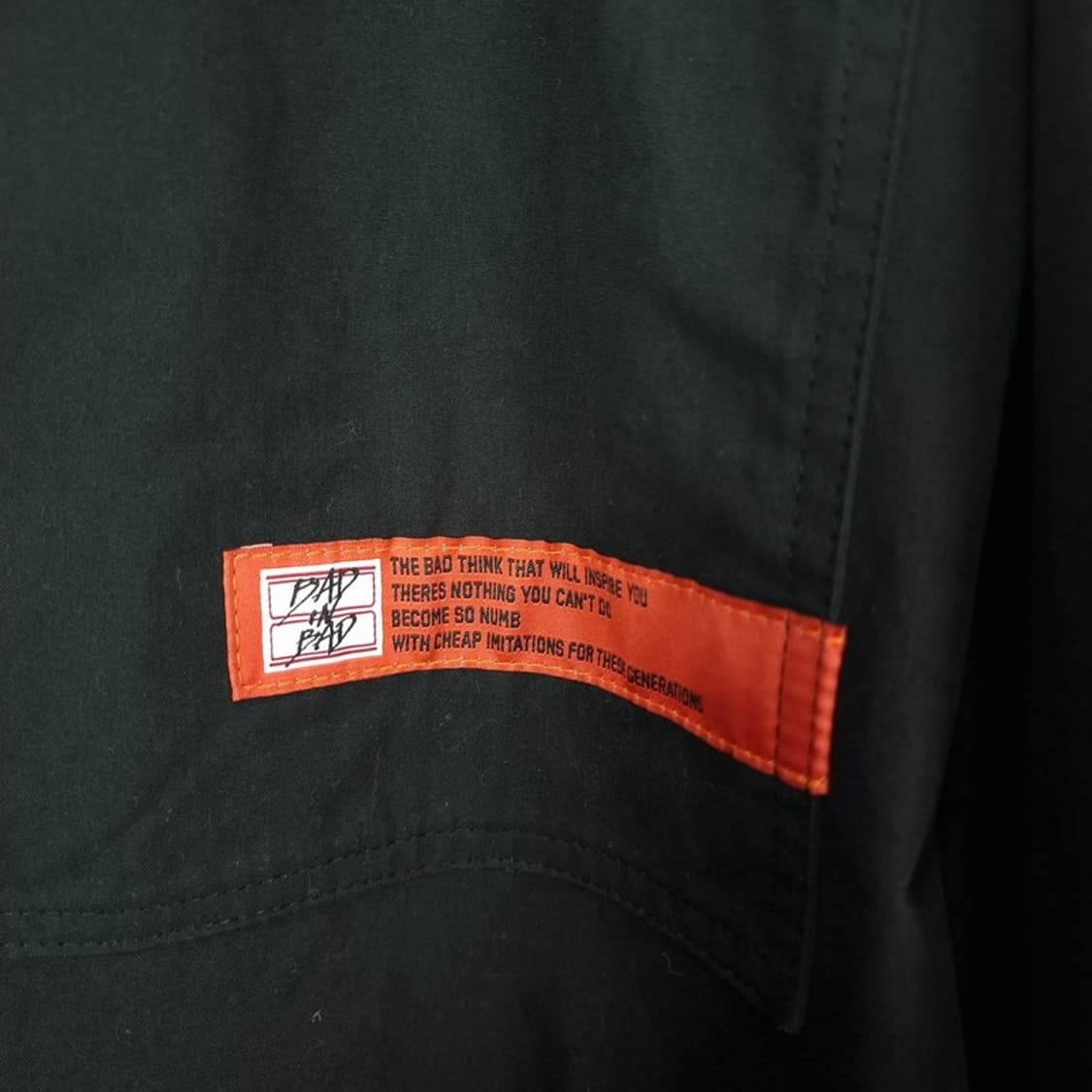 [배드인배드] 로고 자수 벨티드 오버핏 트렌치 코트 블랙 M18813 상품이미지7